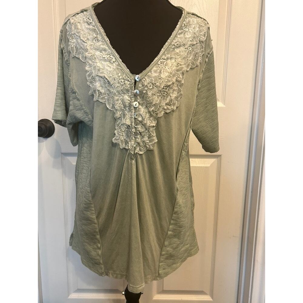 POL Boho Sage Green Lace Trim Short Sleeve Top - Size M - Very Good Condition